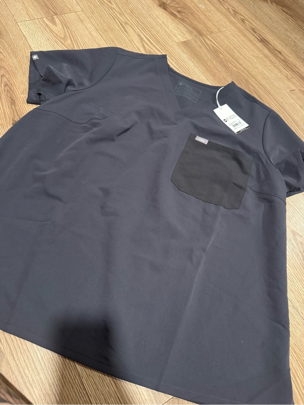 Figs women’s  Navy Short-Sleeve V-Neck Top with Black Pocket